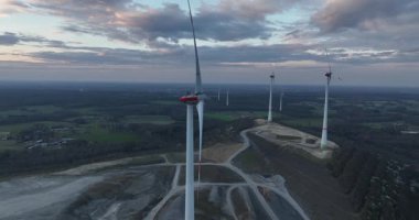 Rüzgar türbini, Almanya 'da yenilenebilir sürdürülebilir enerji. Günbatımı hava manzarası. Rüzgardan gelen yeşil elektrik. Bıçak, pervane. Hava görünümü.