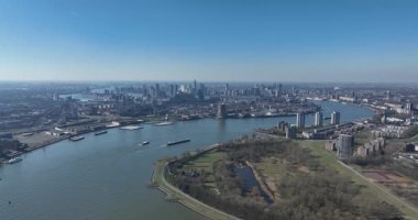 Nieuwe Maas Nehri, Rotterdam, Hollanda 'ya gidiyor. Su yolu, nehir, şehir silüeti. Ulaşım ve kentsel çevre. Hava görünümü.