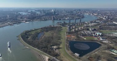 Nieuwe Maas Nehri, Rotterdam, Hollanda 'ya gidiyor. Su yolu, nehir, şehir silüeti. Ulaşım ve kentsel çevre. Hava görünümü.