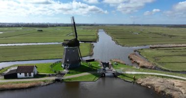 Klasik Hollanda kültürü, yel değirmeni, Hollanda 'daki geleneksel yel değirmeni. Düzlük arazisi. Hava aracı görünümü.