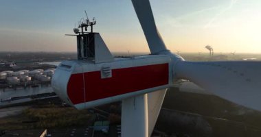 Amsterdam limanındaki rüzgar türbinlerinin yakın görüntüsü, ulaşım, kuru gövde, ticari ve endüstriyel taşımacılık. Gün batımı, altın saat. Hava görünümü.