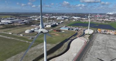 Hollanda, Alkmaar 'da sürdürülebilir enerji. Hava aracı görüntüsü. Endüstriyel bölgede rüzgar türbini.
