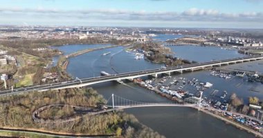 İç nakliye, Amsterdam Ren Kanalı, mavnalar, şehrin altyapısı. Amsterdam, Hollanda.