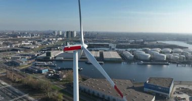 Amsterdam limanında rüzgar türbini, yenilenebilir enerji. Petrol limanı. Sanayi bölgesi. Fosil yakıtları taşıyın. Hava görünümü.