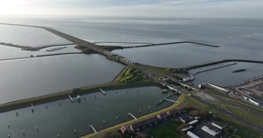 Lorentz kilitleri, su yolu, Afsluitdijk, Kornwerderzand, Friesland, Hollanda ulaşım altyapısı.