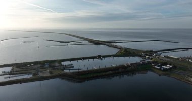 Lorentz kilitleri, su yolu, Afsluitdijk, Kornwerderzand, Friesland, Hollanda ulaşım altyapısı.