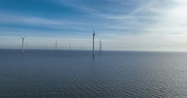 Afsluitdijk boyunca rüzgar türbinleri, Hollanda. Rüzgar parkı, alternatif enerji üretimi, sürdürülebilir enerji geçişi. Rüzgar enerjisini elektriğe dönüştürüyor. Hava görünümleri.