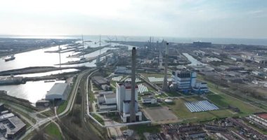 Hollanda, Velsen Noord 'daki elektrik santrali. Hava görünümü.