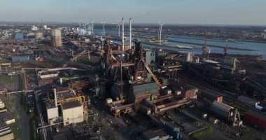 Ijmuiden, Hollanda 'da metal üretimi, patlama fırını. Hava aracı görünümü.
