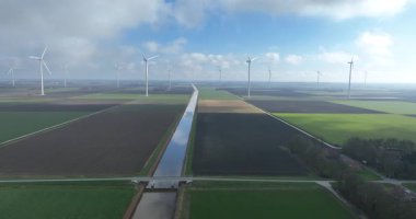 Yenilenebilir enerji, sürdürülebilir enerji, açık alanlarda rüzgar türbinleri. Yeşil temiz enerji. Hava görünümü.