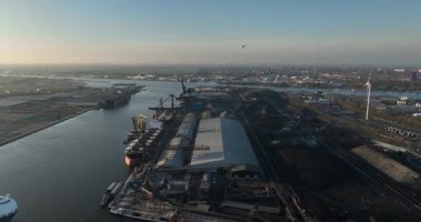 Amsterdam limanı, kuru toplu taşıma, yükleme, nakliye, küresel ulaşım. Hollanda 'da. Hava görünümü.