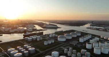 Petrol deposu siloları. Petrol ürünleri, sıvı gaz deposu. Endüstriyel liman. Hava aracı görünümü.