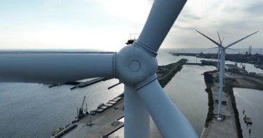 Ijmuiden kilidi kompleksindeki rüzgar türbini. Hava görüntüsü. Hollanda 'da. Nakliye ve taşıma.