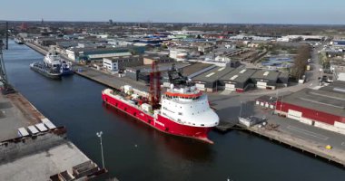 Beverwijk, Kuzey Hollanda, Hollanda, 2 Nisan 2025: Beverwijk Limanı, Fugro açık deniz operasyonları için Fugro gemisi. İskeleye yanaştık. Hava görünümü.