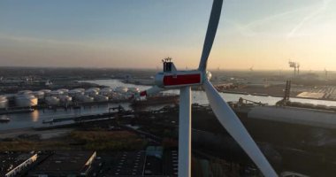 Amsterdam limanında rüzgar türbini. Amsterdam Limanı, sürdürülebilir enerji. Petrokimyasal silolar. Hava görünümü.