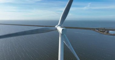 Hollanda 'daki ikonik Afsluitdijk' te sürdürülebilir yenilenebilir enerjiyi temsil eden rüzgar türbinlerinin insansız hava aracı videosu..