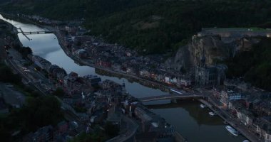 Dinant, Belçika geceleri, merkezde hava aracı, Meuse nehri. Hava görünümü.