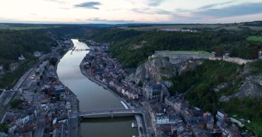 Dinant, Belçika geceleri, merkezde hava aracı, Meuse nehri. Hava görünümü.