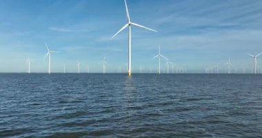 Rüzgâr türbini deniz kenarında, rüzgar parkının dışında. Sürdürülebilir enerji, yenilenebilir enerji. Hava görünümü.