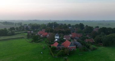 Niehove, Groningen 'deki küçük bir resim köyü. Hava görünümü.
