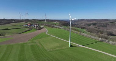Sürdürülebilir enerji, Almanya 'da rüzgar türbinleri. Hava görüntüsü. Yeşil elektrik.