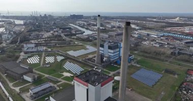 Hollanda, Velsen Noord 'daki elektrik santralleri. Hava görünümü.