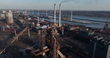 Hollanda, Ijmuiden 'daki patlama fırınları. Hava görüntüsü. Metal üretim endüstrisi. Hava görünümü.
