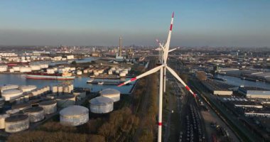 Amsterdam Limanı, rüzgar türbinleri, sürdürülebilir enerji, petrokimya endüstrisi. Gün batımında Skyline manzarası. Hava görünümü.