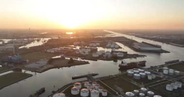 Petrokimyasal petrol, fosil yakıt ürünleri ve deniz ve su yolu üzerinden ulaşım. Hava görüntüsü. Amsterdam Limanı. Hava görünümü.