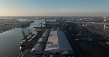 Amsterdam limanında, Hollanda hava sahasında, sanayi, bölge, liman, ticaret ve taşımacılıkta kuru hangar. Mallar, malzemeler ve ham. Hava görünümü.