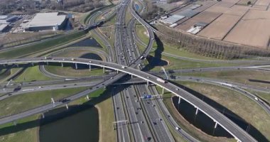 Otoyol ağı, altyapı, hareketlilik ve ulaşım. Yollar, arabalar, kavşak Otoyol dinamik hava görüntüsü