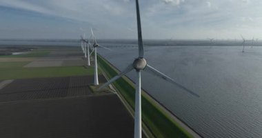 Rüzgar türbini, yenilenebilir enerji yakın bıçak, hava manzarası, Hollanda.