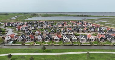 Yeni bir bungalov parkı, yazlık evler, hava manzarası. Tatil köyü, tatil beldeleri ve kamp alanları. Hava görünümü.