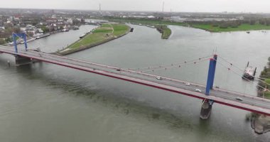 Friedrich Ebert Köprüsü, Ruhrort ve Homberg 'in Duisburg ilçeleri arasında Ren Nehri üzerinde bulunan bir yol köprüsü. Hava görünümü.