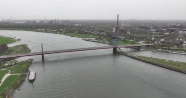 Friedrich Ebert Köprüsü, Ruhrort ve Homberg 'in Duisburg ilçeleri arasında Ren Nehri üzerinde bulunan bir yol köprüsü. Hava görünümü.