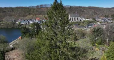 Wuppertal, küçük tarihi köy, Beyenburger Stausee. Wupper rezervuarı, Beyenburg, Beyenburger Stausee 'nin eski bir kasabasıdır.