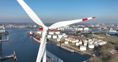 Amsterdam limanında rüzgar türbini, yenilenebilir enerji. Petrol limanı. Sanayi bölgesi. Fosil yakıtları taşıyın. Hava görünümü.