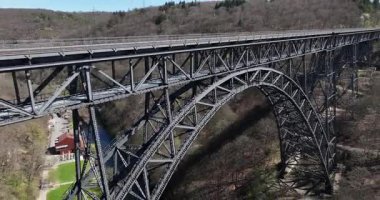 Nehrin yukarısındaki çelik demiryolu köprüsü. Vadi üzerinde klasik görünümlü bir köprü. Hava görünümü.