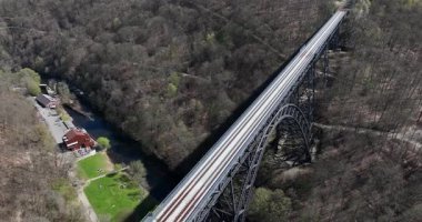 Nehrin yukarısındaki çelik demiryolu köprüsü. Vadi üzerinde klasik görünümlü bir köprü. Hava görünümü.