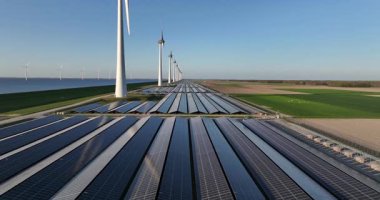 Rüzgar türbinleri, güneş panelleri, yenilenebilir enerji. Temiz enerji kaynakları. Hollanda 'da. Hava görünümü.