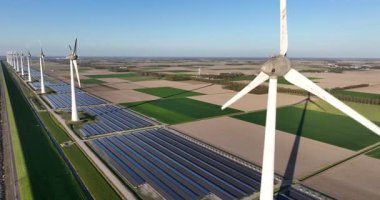 Rüzgar türbinleri, güneş panelleri, yenilenebilir enerji. Temiz enerji kaynakları. Hollanda 'da. Hava görünümü.