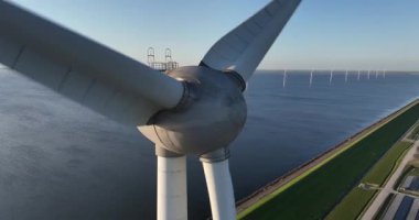 Kıyı içinde ve dışında rüzgar türbinleri, yenilenebilir enerji, temiz elektrik üretimi, enerji geçiş hava aracı görüntüsü.