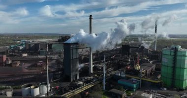 Duisburg, Kuzey Ren Westphalia, Almanya, 10 Nisan 2025: HKM sinteranlage, çelik fabrikası, duman yığınları, kola fabrikası, ağır sanayi bölgesi. Baca, kömür, üretim ve imalat