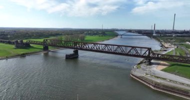 Demiryolu köprüsü, Duisburg-Hochfelder Demiryolu Köprüsü, Ren Nehri üzerinde ulaşım altyapısı. Hava görünümü.