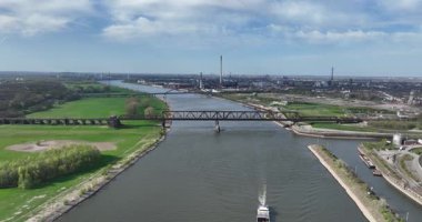 Demiryolu köprüsü, Duisburg-Hochfelder Demiryolu Köprüsü, Ren Nehri üzerinde ulaşım altyapısı. Hava görünümü.