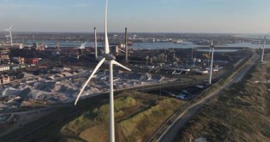 Hollanda 'nın Ijmuiden kentindeki metal üretim sahasında rüzgar türbinleri. Hava görünümü.