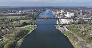 Rendsburger Hochbrucke, Kiel kanalı üzerindeki yüksek üstgeçit köprüsü, Ostsee 'den Nordsee' ye, Kuzey Octese Kanalı 'na büyük sanayi gemileri nakli. Hava görünümü.