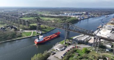 Rendsburger Hochbrucke, Kiel kanalı üzerindeki yüksek üstgeçit köprüsü, Ostsee 'den Nordsee' ye, Kuzey Octese Kanalı 'na büyük sanayi gemileri nakli. Hava görünümü.