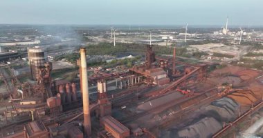 Bremen 'de fırın patlaması. Wezer nehri boyunca. Metal üretimi. Hava görünümü.