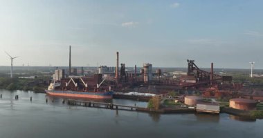 Bremen 'de fırın patlaması. Wezer nehri boyunca. Metal üretimi. Hava görünümü.